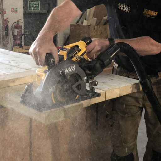 Аккумуляторная гипоидная пила DeWalt DCS577N