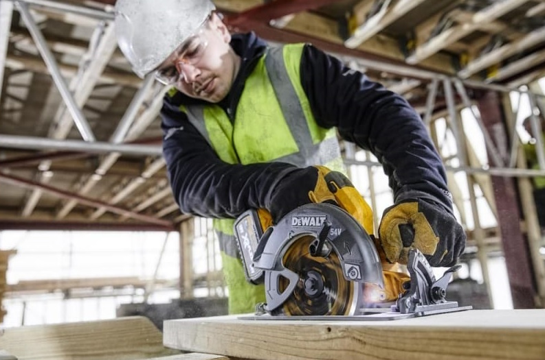 Аккумуляторная дисковая пила DeWalt DCS578N-XJ
