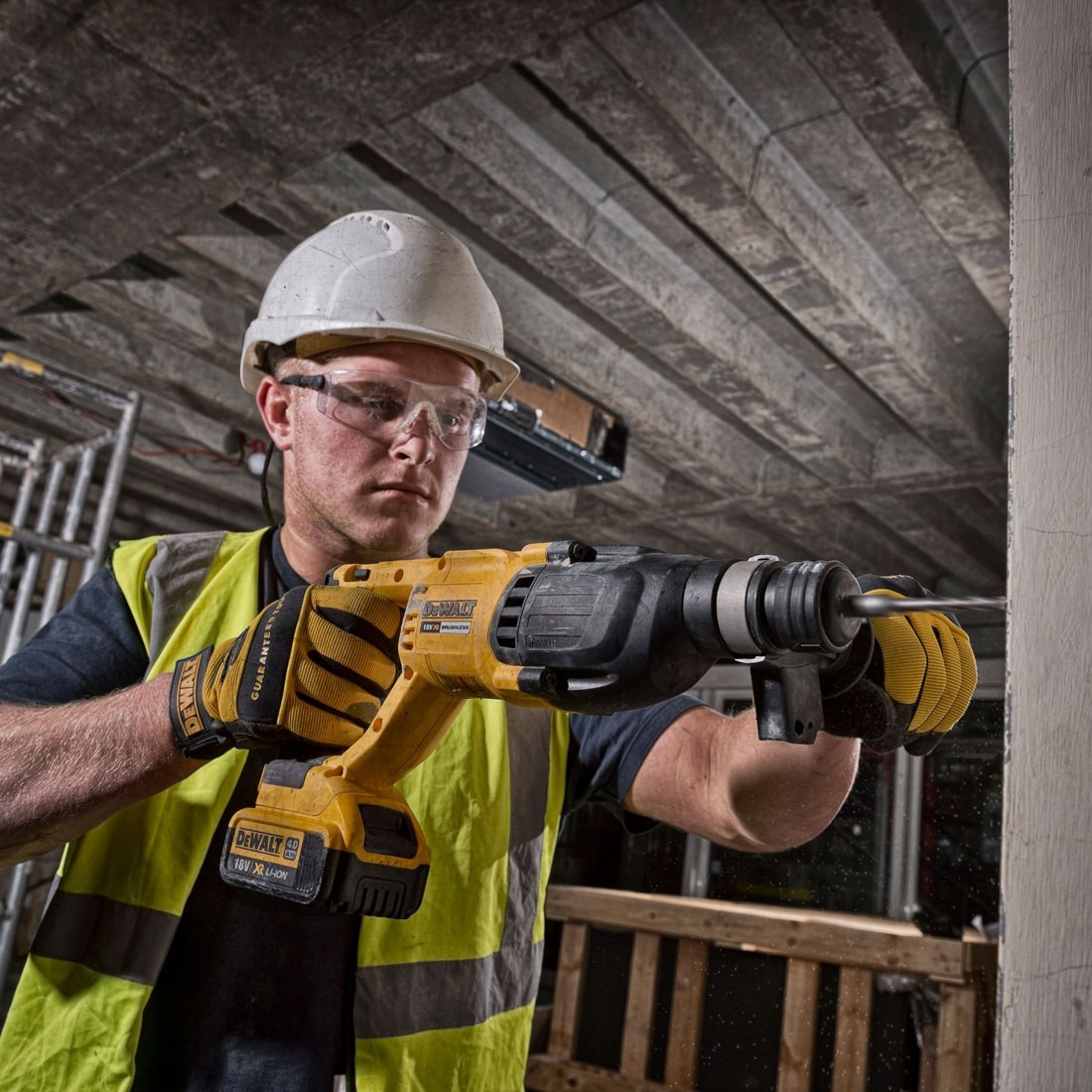 Аккумуляторный 3-х режимный перфоратор DeWalt DCH133N