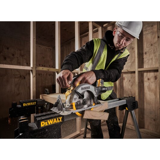 Аккумуляторная дисковая пила DeWalt DCS565P2