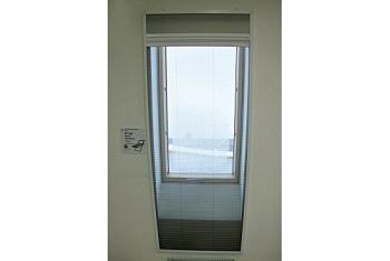 Штора+москитная сетка FAKRO AMD Duet 66x240 (белые направляющие RAL 9016, штора белая blackout RAL 1601)